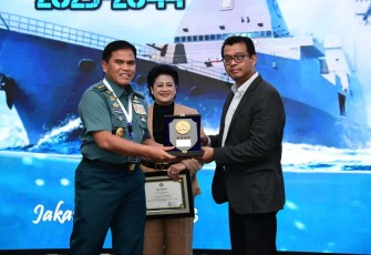 Kasal Laksamana TNI Muhammad Ali saat memberikan penghargaan, Selasa (4/7)