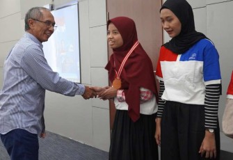 Rektor Universitas Pertamina Prof Dr Ir Wawan Gunawan saat memberikan ucapan selamat lulusan terbaik di Jakarta, Rabu (5/7)