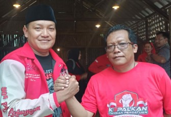 Sekretaris DPC PDIP Kabupaten Blitar Supriyadi (kanan) Bersama Hermawan Eks Politisi Gerindra Kabupaten Blitar yang Baru Saja Masuk ke PDIP Kabupaten Blitar 