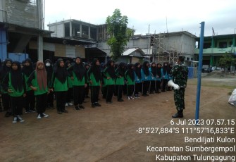 Latih siswa Peraturan Baris Berbaris 