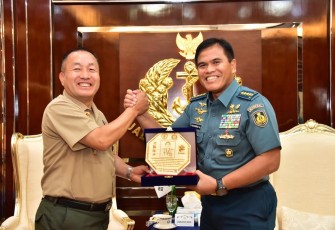 Kasal Laksamana TNI Muhammad Ali saat menerima cenderamata dari Dankormar Korsel 
