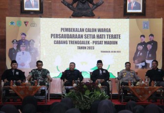Dandim 0806/Trenggalek Letkol Kav Peddy Adi Prasetyo saat memberikan wasbang