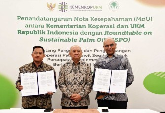 MenkopUKM Teten Masduki saat MoU dengan RSPO di Jakarta, Senin (10/7)