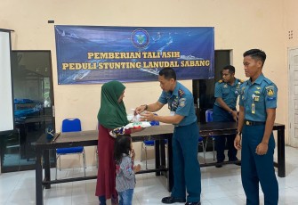 Danlanudal Sabang Mayor Laut (P) Nasrulloh saat memberikan bantuan nutrisi warga Gampong Anoi Itam, Senin (10/7) 