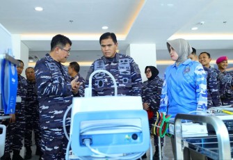 Kasal Laksamana TNI Muhammad Ali saat meresmikan fasilitas baru kesehatan di Surabaya, Selasa (11/7)