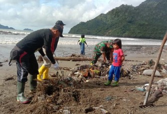 Karya Bakti Gerakan Resik Tepi Pantai Cengkrong 