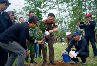 Kajati Sulsel Leonard Eben Ezer Simanjuntak saat menanam pohon buah di Kabupaten Maros, Rabu (12/7)