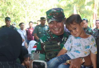 Pangdam XII/Tpr Mayjen TNI Iwan Setiawan bersama anak-anak penerima nutrisi tambahan di Kabupaten Mempawah, Kamis (13/7) 