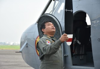 Pengecekan pesawat Casa NC 212 U-6207