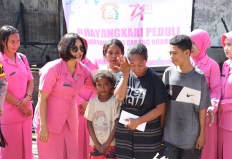 Wakil Ketua Bhayangkari Polres Ngada Ny Maria Mei Charles Sitepu bersama pengurus saat memberikan bantuan untuk korban kebakaran di Waebetu, Jum'at (14/7)