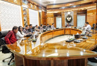 Menko Polhukam Mahmud MD saat menerima kunjungan Ketua Umum Kerapatan Gereja Protestan Minahasa(KGPM), Gembala Francky Londa STh,MA di ruang rapat Bima, Menko Polhukam, Kemarin. 