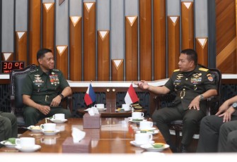 Kasad Jenderal TNI Dudung Abdurachman saat menerima courtesy call Kasad Philipina Lieutenant General Romeo S Brawner Jr, di Mabesad Jakarta, Senin (17/7)