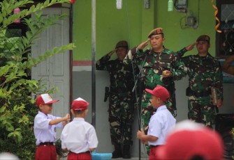 Danyonarmed 19/105 Trk Bogani Letkol Arm Edi Yulian Budiargo saat pimpin upacara bendera, Senin (17/7) 