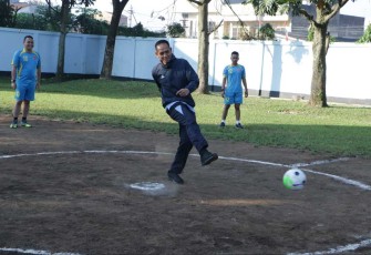 Danlanud Husein Sastranegara Kolonel Pnb Ardi Syahri kick off turnamen futsal, Selasa (18/7))