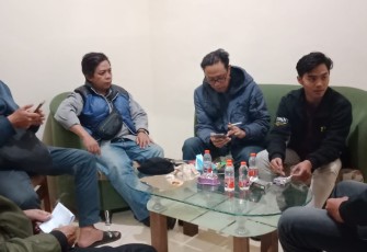 Agus Adianto nomor tiga dari kiri bersama Rizki Ramadhan korban begal kedua dari kanan didampingi anggota Polres Batu, saat berada di rumah salah seorang warga setempat