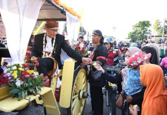 Dandim 0802/Ponorogo Letkol Inf Hirta Juni Adriansyah saat mengikuti kirab pusaka, Rabu (19/7)