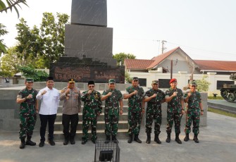 Kasad Jenderal TNI Dudung Abdurachman foto bersama di Tugu Perjuangan Kota Pekalongan, Jateng, Rabu (19/7)