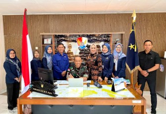 Danlanud Manuhua Marsma TNI Yostariza bersama Tim Verifikasi dan Puldata dari Setmilpres Kemensetneg, Kamis (20/7) 