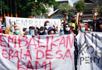 Situasi unjuk rasa pembebasan Kades Tlogoayu Pati