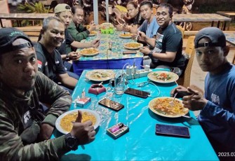 Syukuran dan doa bersama awak media di cafe Rest Area 73, Makassar, Sabtu (22/7)