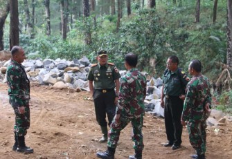 Dandim 0803/Madiun Letkol Inf Meina Helmi saat meninjau lokasi TMMD 