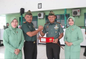 Dandim 1001/HSU-BLG Letkol Inf Dhuwi Hendradjaja saat memberikan cenderamata prajuritnya pindah satuan