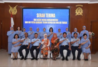 Foto bersama Ibu Asuh Wara Koharmatau