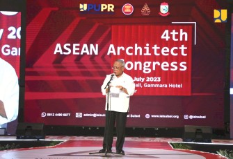 Menteri PUPR Basuki Hadimuljono saat memberikan sambutan di Kongres Arsitek ASEAN ke 4 di Kota Makassar, Kamis (27/7)