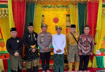 Kapolresta Tanjungpinang Kombes Pol H Ompusunggu bersama tokoh masyarakat, Jum'at (28/7)
