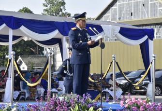 Wadan Koharmatau Marsma TNI Joseph Rizki Prabowo saat membacakan amanat Kasau dalam upacara peringatan Hari Bakti ke-76 TNI AU di Depohar 10 Lanud Husein Sastranegara Bandung, Sabtu (29/7)