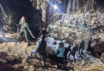 Pengerjaan malam sasaran fisik pembangunan jembatan TMMD Kodim Madiun