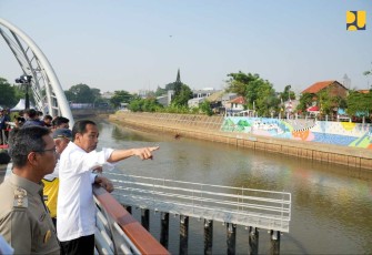 Presiden Joko Widodo meninjau sodetan Ciliwung, Senin (31/7)