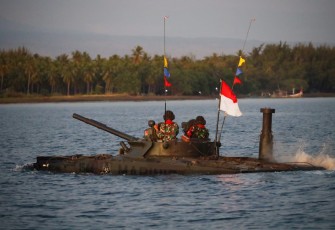Latgab TNI 2023 Amfibi Marinir TNI AL saat pendaratan di pantai Banongan Situbondo, Selasa (1/8)