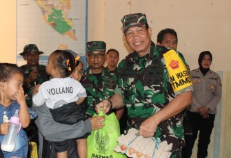 Dandim 1411/Blk Letkol Inf Kaharuddin saat mendampingi Brigjen TNI Jauhari Agus Suraji saat memberikan bantuan sembako dalam kunjungan Tim Wasev Sterad di lokasi TMMD, Kamis (3/8)