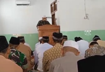 Danramil Besuki Lettu Inf Khoirudin saat memberikan kutbah Jum'at 