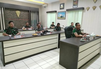 Danmenarmed 2 Kostrad Kolonel Arm Joko Setiyo Kurniawan saat mengikuti Evaluasi Progjagar Kostrad secara virtual, Jum'at (4/8)