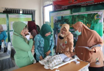 Sosialisasi Posbindu, KB Kes dan Stunting di Lokasi TMMD Kodim Madiun, Sabtu (5/8)
