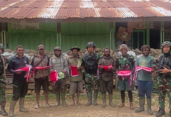 Satgas Yonif 310/KK saat kunjungi rumah warga Distrik Okbibab dan berikan bendera merah putih, Pegunungan Bintang, Senin (7/8)  