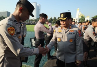 Kapolda Jatim Irjen Pol Toni Harmanto saat memberikan penghargaan anggotanya yang berprestasi, Senin (7/8)
