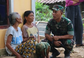 Danrem 081/DSJ Kolonel Inf H. Sugiyono berdialog dengan warga di lokasi TMMD Kodim Madiun, Senin (7/8)