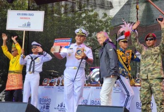 Satgas KJK TNI AL saat menerima trophy 