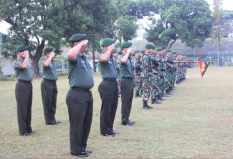 Prajurit Menarmed 2 Kostrad saat upacara bendera, Senin (7/8)