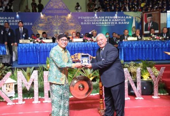 Mendes PDTT Abdul Halim Iskandar saat menerima cenderamata di Universitas Negeri Yogyakarta, Selasa (8/8)