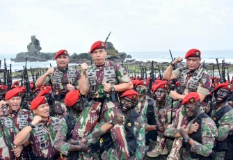 Danjen Kopassus Mayjen TNI Deddy Suryadi saat pembaretan Brevet Komando di pantai Permisan Cilacap, Senin (7/8)