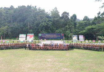 Pangdam Kasuari Mayjen TNI Gabriel Lema foto bersama di Mako Brigif 26/GP Teluk Bintuni, Selasa (8/8)