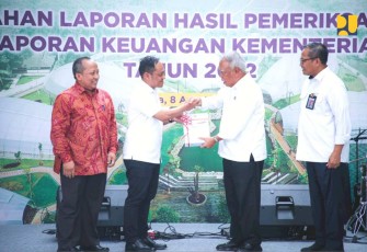 Menteri PUPR Basuki Hadimuljono saat menerima laporan audit dari BPK RI di Bogor, Selasa (8/8)