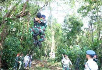 Latihan SAR Vertical Rescue prajurit Sathanlan Lanud Sutan Sjahrir, Rabu (9/8)