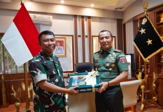 Pangdam XIV Hasanuddin Mayjen TNI Dr Totok Imam Santoso saat menerima cenderamata Danpussenarhanud Mayjen TNI Johanes Payung di Makodam, Rabu (9/8)