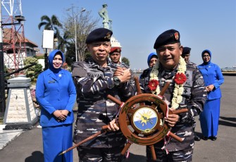 Sertijab Pangkoarmada II ditandai penyerahan kemudi kapal  