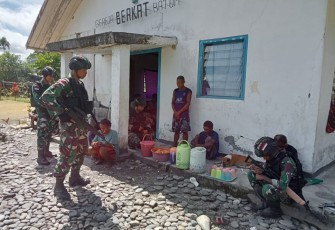 Bersihkan lingkungan gereja bersama masyarakat 